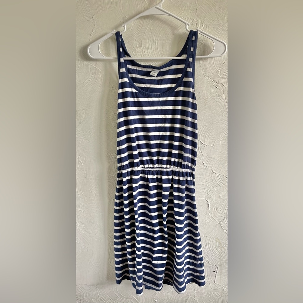 Old navy white and navy striped dress
Size small